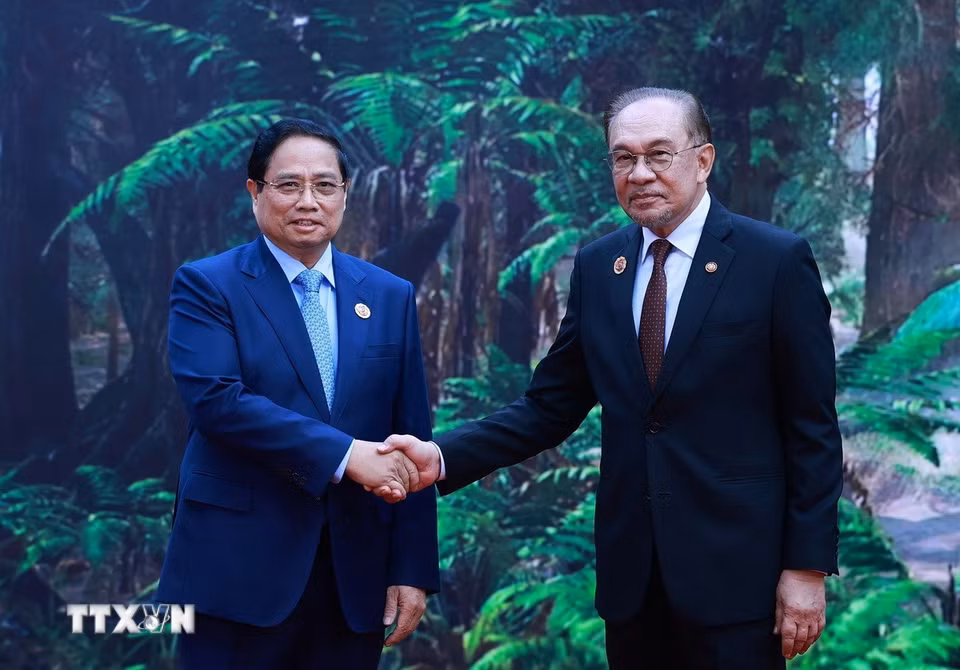 Thủ tướng Malaysia Anwar Ibrahim, Chủ tịch ASEAN 2025 đón Thủ tướng Phạm Minh Chính tham dự Hội nghị Cấp cao ASEAN lần thứ 47 và các Hội nghị Cấp cao liên quan. (Ảnh: Dương Giang/TTXVN)
