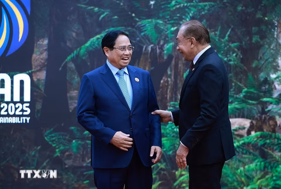 Thủ tướng Malaysia Anwar Ibrahim, Chủ tịch ASEAN 2025 đón Thủ tướng Phạm Minh Chính tham dự Hội nghị Cấp cao ASEAN lần thứ 47 và các Hội nghị Cấp cao liên quan. (Ảnh: Dương Giang/TTXVN)