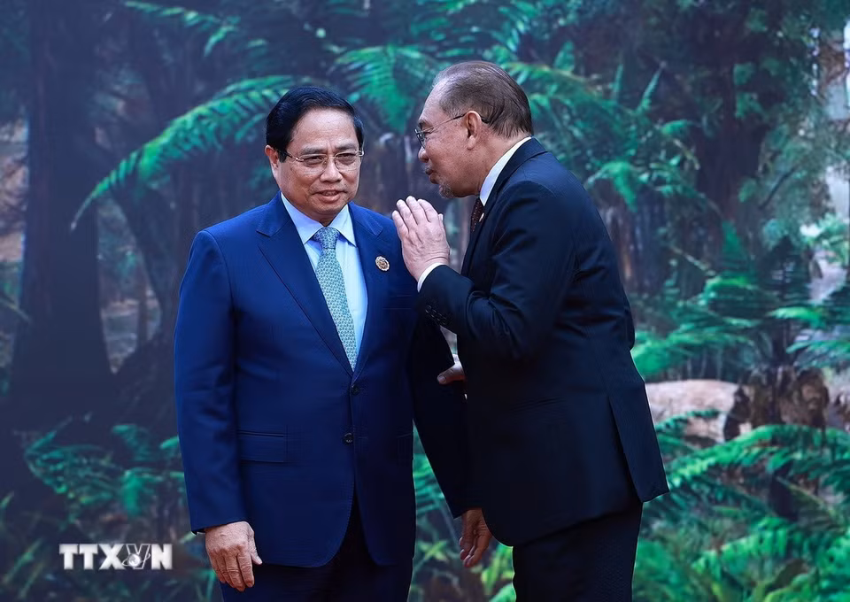 Thủ tướng Malaysia Anwar Ibrahim, Chủ tịch ASEAN 2025 đón Thủ tướng Phạm Minh Chính tham dự Hội nghị Cấp cao ASEAN lần thứ 47 và các Hội nghị Cấp cao liên quan. (Ảnh: Dương Giang/TTXVN)
