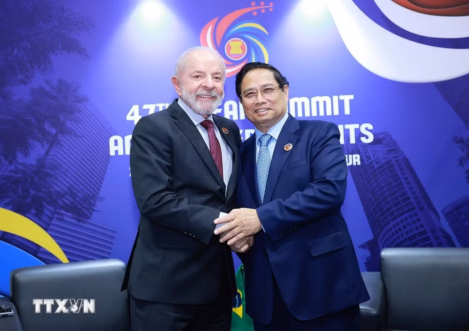 Thủ tướng Phạm Minh Chính gặp Tổng thống Brazil Lula da Silva. (Ảnh: Dương Giang/TTXVN)
