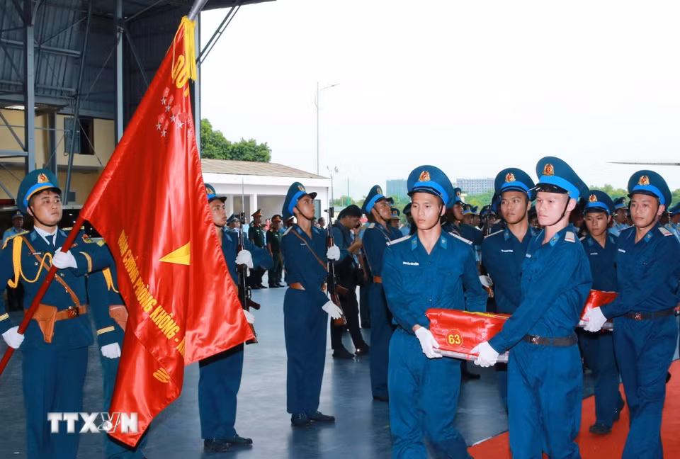 Nghi thức trang trọng chuyển mẫu hài cốt liệt sỹ từ máy bay xuống tại Sân bay Gia Lâm để làm lễ dâng hương tưởng niệm. (Ảnh: Trọng Đức/ TTXVN)