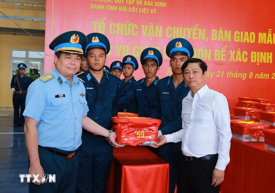 Sau khi thực hiện nghi lễ dâng hương tưởng niệm, các mẫu hài cốt liệt sỹ được chuyển tới Viện Hàn lâm Khoa học và Công nghệ Việt Nam để giám định ADN. (Ảnh: Trọng Đức/TTXVN)