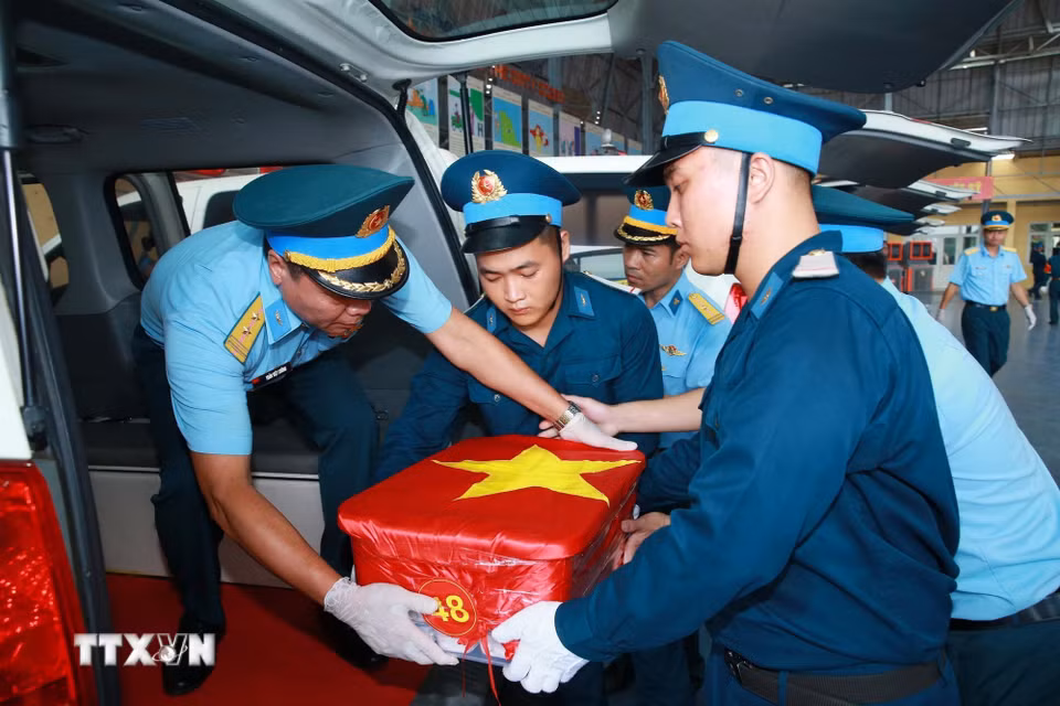 Sau khi thực hiện nghi lễ dâng hương tưởng niệm, các mẫu hài cốt liệt sỹ được chuyển tới Viện Hàn lâm Khoa học và Công nghệ Việt Nam để giám định ADN. (Ảnh: Trọng Đức/TTXVN)
