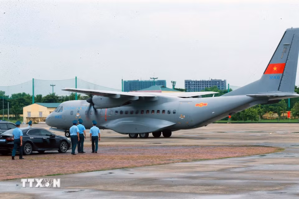 Chuyến bay đặc biệt vận chuyển hơn 7.000 mẫu hài cốt liệt sỹ từ Sân bay Tân Sơn Nhất (Thành phố Hồ Chí Minh) hạ cánh xuống Sân bay Gia Lâm (Hà Nội). (Ảnh: Trọng Đức/TTXVN)
