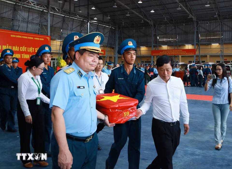 Sau khi thực hiện nghi lễ dâng hương tưởng niệm, các mẫu hài cốt liệt sỹ được chuyển tới Viện Hàn lâm Khoa học và Công nghệ Việt Nam để giám định ADN. (Ảnh: Trọng Đức/TTXVN)
