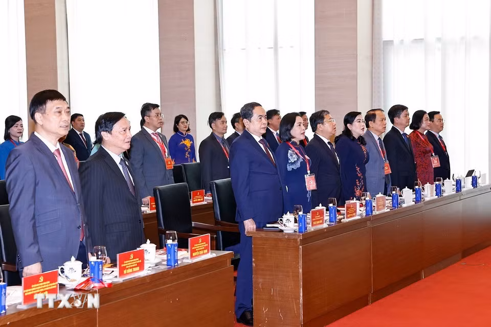 Chủ tịch Quốc hội Trần Thanh Mẫn và đại biểu thực hiện nghi thức chào cờ. (Ảnh: Doãn Tấn/TTXVN)