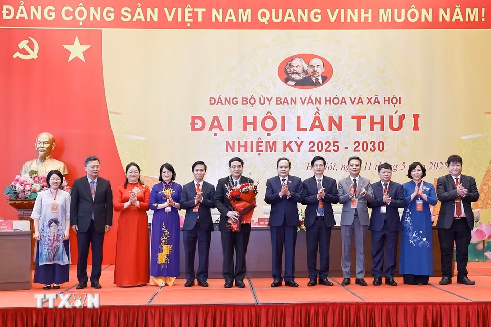 Chủ tịch Quốc hội Trần Thanh Mẫn trao Quyết định của Ban Thường vụ Đảng ủy Quốc hội chỉ định tham gia Ban Chấp hành, Ban Thường vụ, chỉ định Bí thư, Phó Bí thư Đảng ủy Ủy ban Văn hóa và Xã hội nhiệm kỳ 2025-2030. (Ảnh: Doãn Tấn/TTXVN)