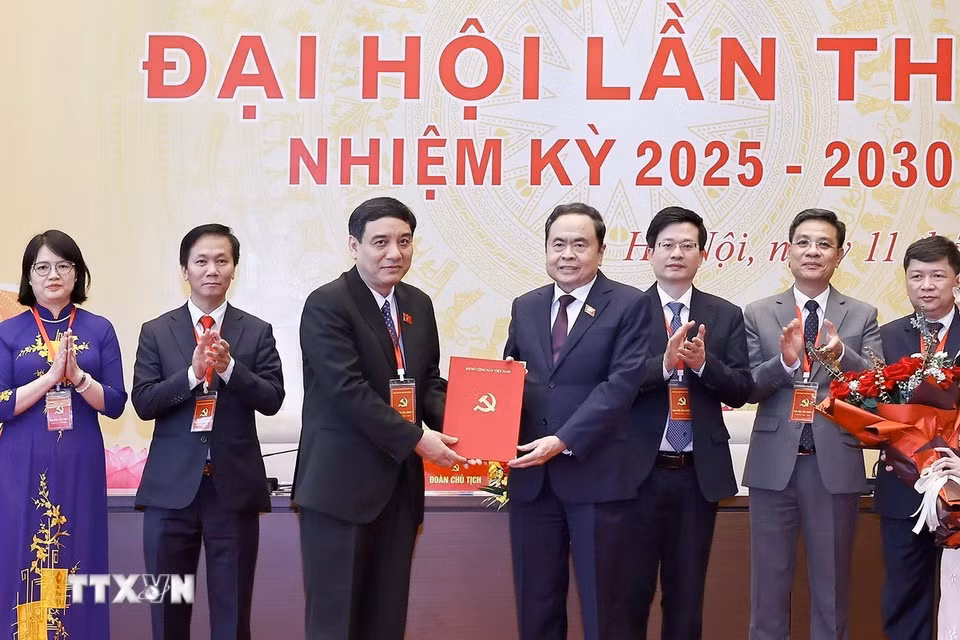Chủ tịch Quốc hội Trần Thanh Mẫn trao Quyết định của Ban Thường vụ Đảng ủy Quốc hội chỉ định tham gia Ban Chấp hành, Ban Thường vụ, chỉ định Bí thư, Phó Bí thư Đảng ủy Ủy ban Văn hóa và Xã hội nhiệm kỳ 2025-2030. (Ảnh: Doãn Tấn/TTXVN)