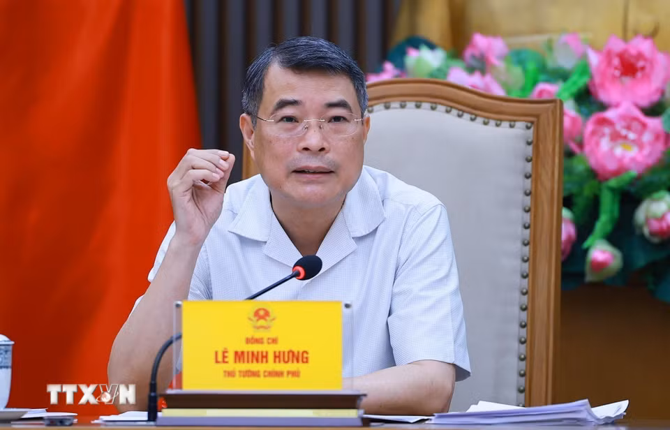 Thủ tướng Lê Minh Hưng chủ trì cuộc họp về Dự thảo Nghị định sửa đổi, bổ sung của Chính phủ về kinh doanh xăng dầu. (Ảnh: Dương Giang/TTXVN)