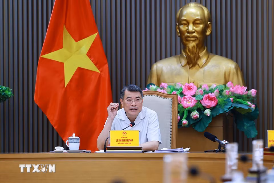 Thủ tướng Lê Minh Hưng chủ trì cuộc họp về Dự thảo Nghị định sửa đổi, bổ sung của Chính phủ về kinh doanh xăng dầu. (Ảnh: Dương Giang/TTXVN)