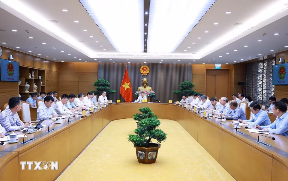 Thủ tướng Lê Minh Hưng chủ trì cuộc họp về Dự thảo Nghị định sửa đổi, bổ sung của Chính phủ về kinh doanh xăng dầu. (Ảnh: Dương Giang/TTXVN)