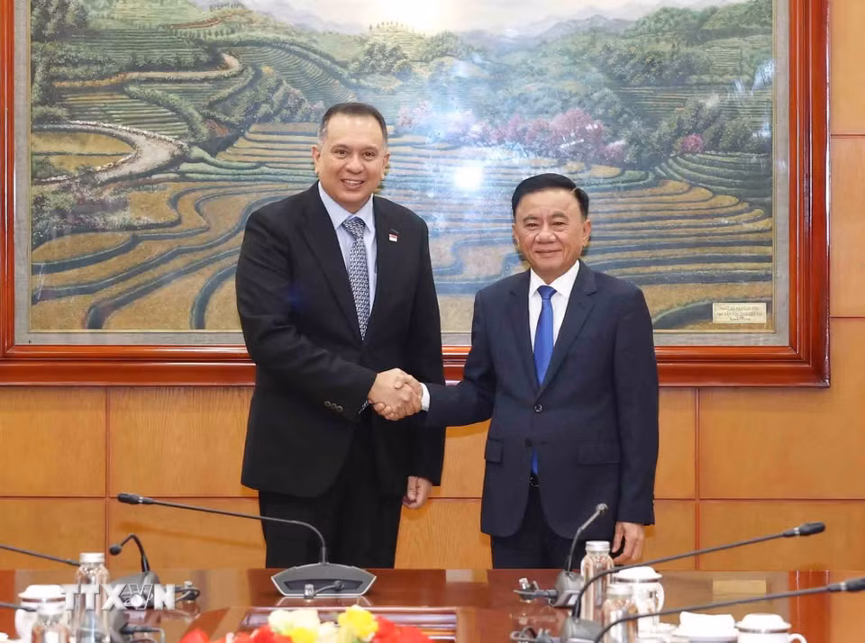 Thường trực Ban Bí thư Trần Cẩm Tú và ông Christopher Pragasam, Cục trưởng phụ trách Quan hệ quốc tế, Cục Công vụ kiêm Giám đốc điều hành Trường Công vụ quốc tế Singapore. (Ảnh: Phương Hoa/TTXVN)