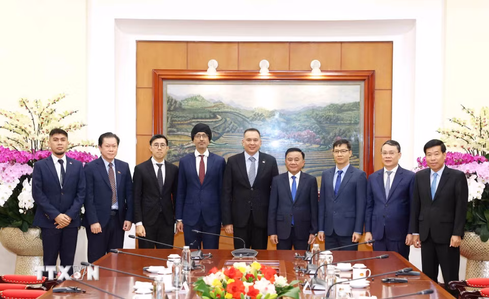 Thường trực Ban Bí thư Trần Cẩm Tú và ông Christopher Pragasam, Cục trưởng phụ trách Quan hệ quốc tế, Cục Công vụ kiêm Giám đốc điều hành Trường Công vụ quốc tế Singapore cùng các đại biểu chụp ảnh chung. (Ảnh: Phương Hoa/TTXVN)