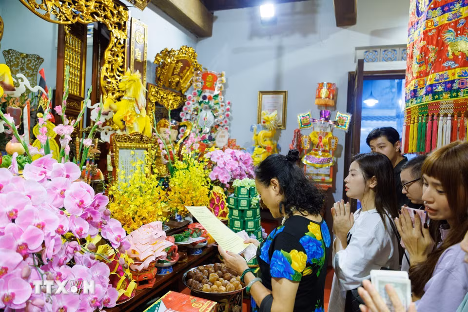 Những nghi thức thờ cúng, cách bài trí lễ vật và sự thành kính của người tham dự phản ánh đời sống tín ngưỡng truyền thống vẫn được duy trì trong cộng đồng. (Ảnh: Phạm Tuấn Anh/TTXVN)