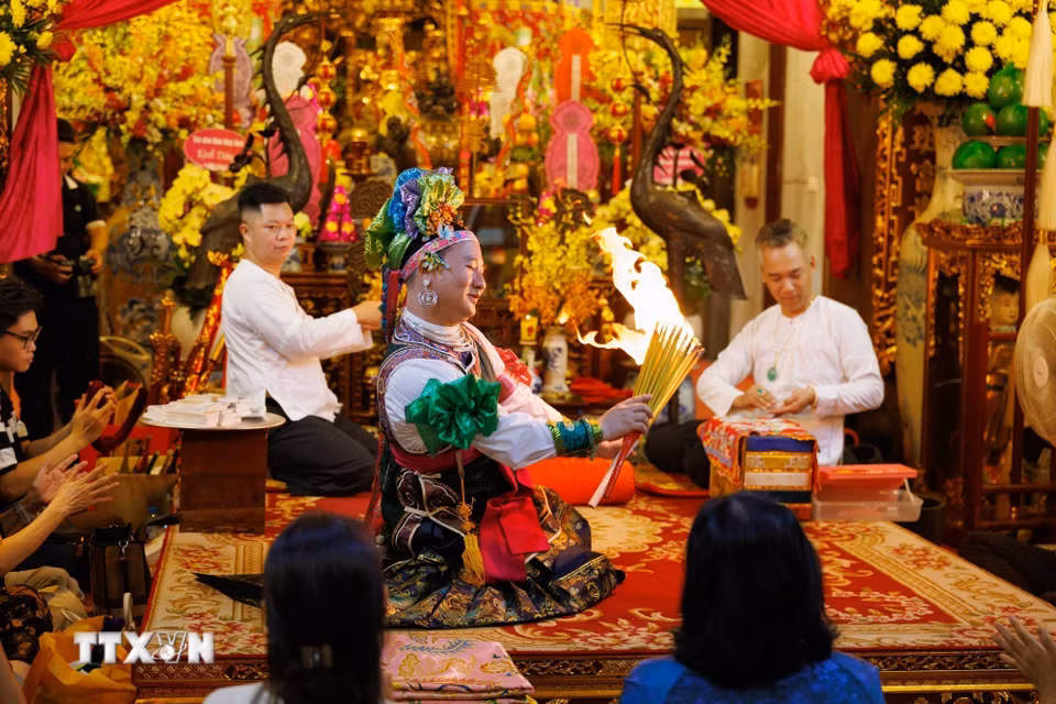 Việc thực hành hầu đồng đòi hỏi sự kết hợp giữa thanh đồng, cung văn và người phụ lễ, từ chuẩn bị trang phục, đạo cụ đến tổ chức các nghi thức. Sự phối hợp này góp phần duy trì các kỹ năng và quy thức truyền thống trong đời sống tín ngưỡng. (Ảnh: Phạm Tuấn Anh/TTXVN)