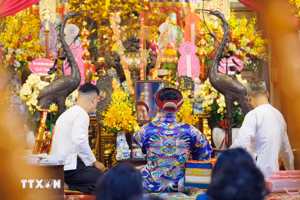 Nghi lễ hầu đồng là hoạt động có sự phối hợp của nhiều chủ thể, từ thanh đồng, cung văn đến những người phụ lễ. (Ảnh: Phạm Tuấn Anh/TTXVN)