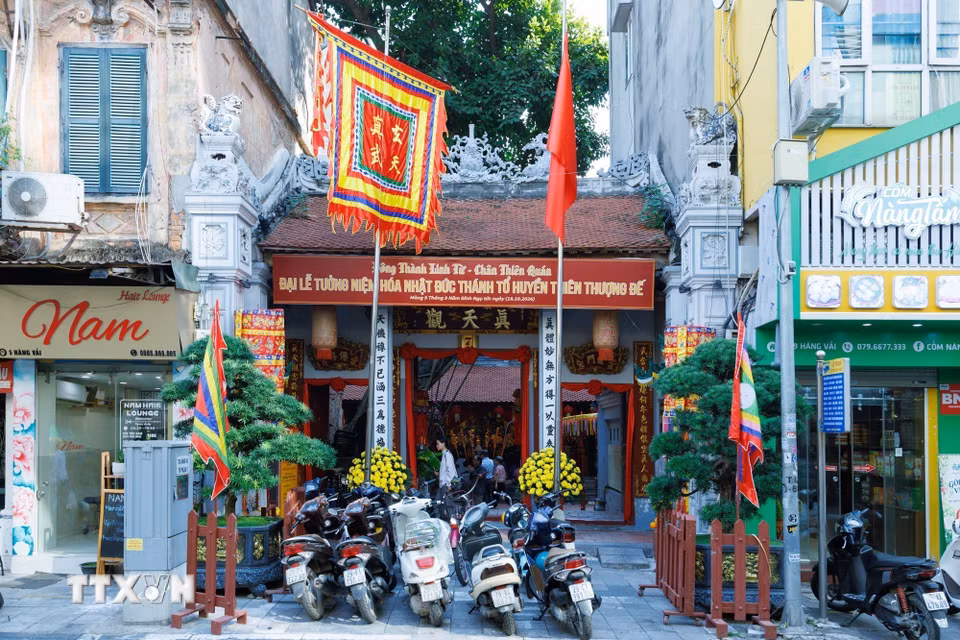 Đình Đông Thành (còn gọi là đình Hàng Vải), nằm giữa khu phố cổ Hà Nội là nơi duy trì các hoạt động sinh hoạt tín ngưỡng truyền thống. (Ảnh: Phạm Tuấn Anh/TTXVN)