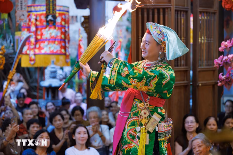Ánh lửa, màu sắc trang phục cùng chuyển động của người thực hành tạo nên khoảnh khắc giàu tính biểu cảm trong nghi lễ hầu đồng. Các hình thức diễn xướng được thực hiện trong không gian thờ tự, gắn với niềm tin và những quy thức tín ngưỡng được cộng đồng duy trì. (Ảnh: Phạm Tuấn Anh/TTXVN)