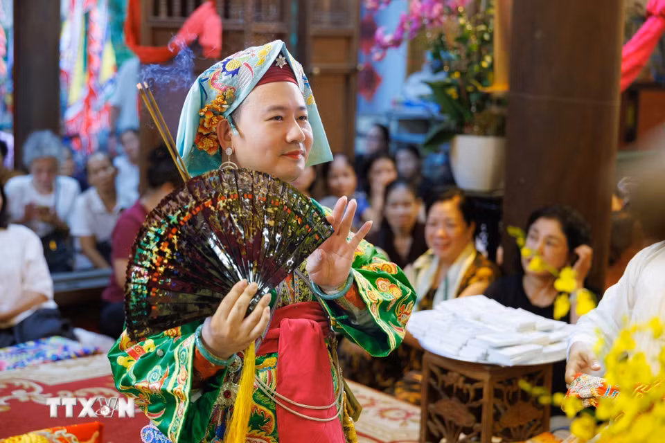 Trong nghệ thuật diễn xướng hầu đồng, các động tác múa và cách sử dụng đạo cụ được thể hiện kết hợp với nhịp điệu hát văn. Sự phối hợp giữa âm nhạc, trang phục và động tác tạo nên những hình thức biểu đạt đặc trưng của nghi lễ truyền thống. (Ảnh: Phạm Tuấn Anh/TTXVN)