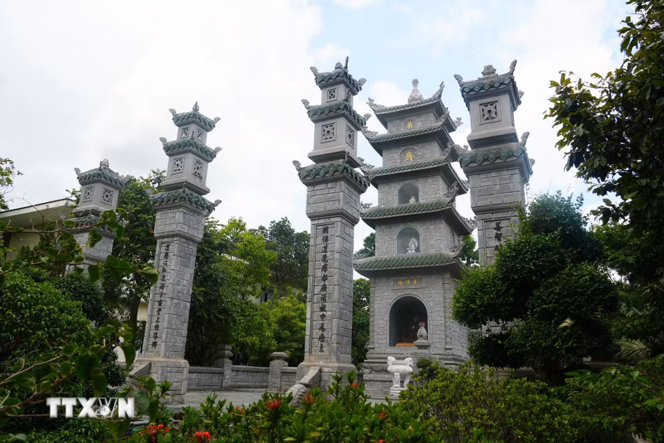 Với kiến trúc nổi bật, chùa Cam Lộ không chỉ là trung tâm sinh hoạt Phật giáo của phật tử tại địa phương mà còn là điểm hành hương của tăng ni, phật tử trong và ngoài tỉnh. (Ảnh: Tường Vi/TTXVN)