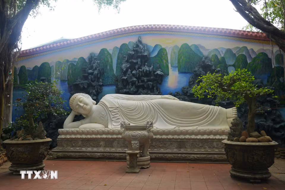 Tượng Phật nằm tại chùa Cam Lộ. (Ảnh: Tường Vi/TTXVN)