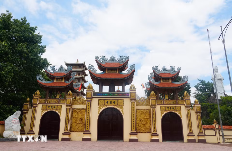 Cổng chùa Cam Lộ. (Ảnh: Tường Vi/TTXVN)