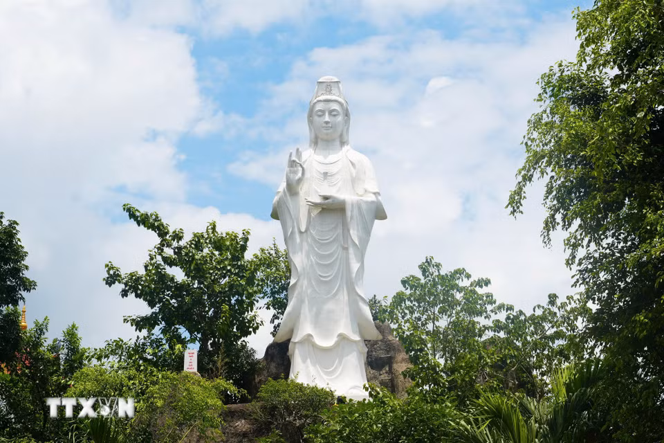 Tượng Quan thế âm Bồ tát tại chùa. (Ảnh: Tường Vi/TTXVN)