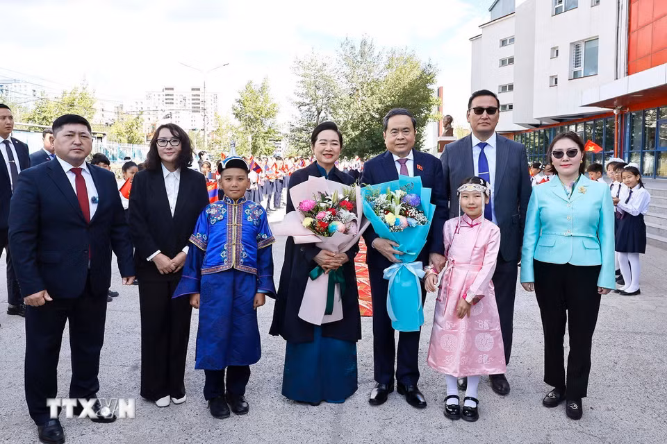 Chủ tịch Quốc hội Trần Thanh Mẫn và Phu nhân với lãnh đạo nhà trường và học sinh Trường số 14 mang tên Chủ tịch Hồ Chí Minh. (Ảnh: Doãn Tấn/TTXVN)