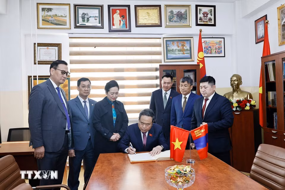 Chủ tịch Quốc hội Trần Thanh Mẫn ký sổ lưu niệm tại Trường liên cấp số 14 mang tên Chủ tịch Hồ Chí Minh. (Ảnh: Doãn Tấn/TTXVN)