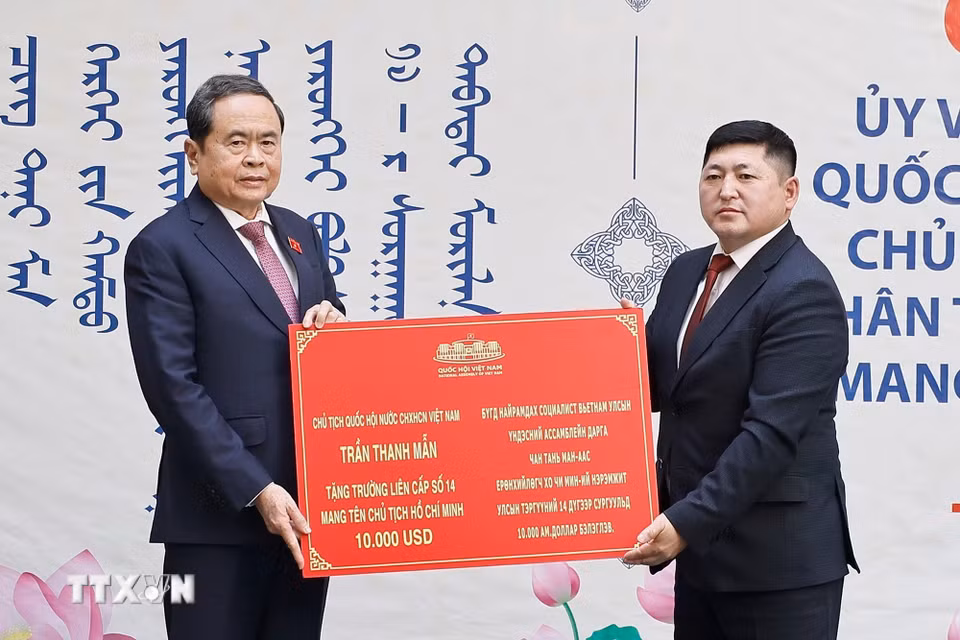 Chủ tịch Quốc hội Trần Thanh Mẫn tặng quà Trường liên cấp số 14 mang tên Chủ tịch Hồ Chí Minh. (Ảnh: Doãn Tấn/TTXVN)