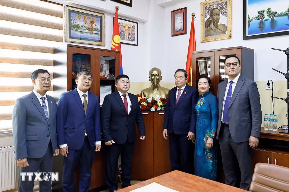 Chủ tịch Quốc hội Trần Thanh Mẫn và Phu nhân chụp ảnh chung cùng đại diện Ban Lãnh đạo nhà trường trước tượng Bác trong phòng truyền thống. (Ảnh: Doãn Tấn/TTXVN)