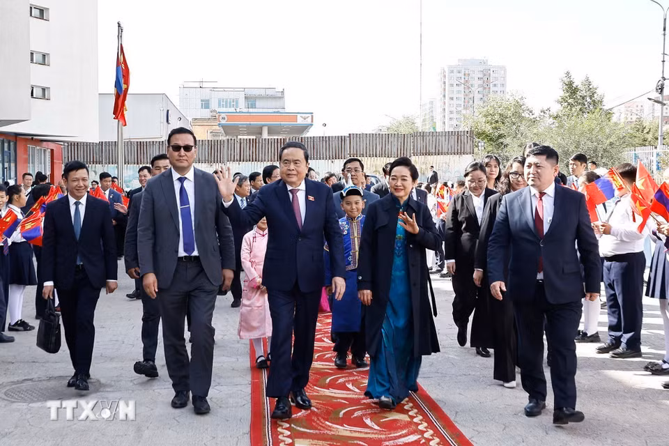 Chủ tịch Quốc hội Trần Thanh Mẫn và Phu nhân thăm Trường liên cấp số 14 mang tên Chủ tịch Hồ Chí Minh. (Ảnh: Doãn Tấn/TTXVN)