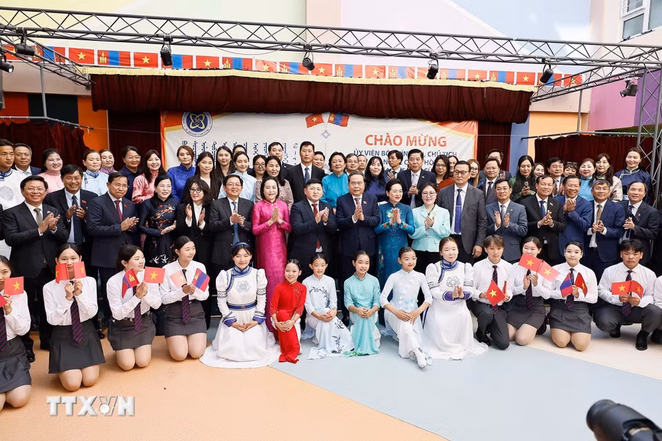 Chủ tịch Quốc hội Trần Thanh Mẫn và Phu nhân với lãnh đạo, học sinh Trường liên cấp số 14 mang tên Chủ tịch Hồ Chí Minh. (Ảnh: Doãn Tấn/TTXVN)
