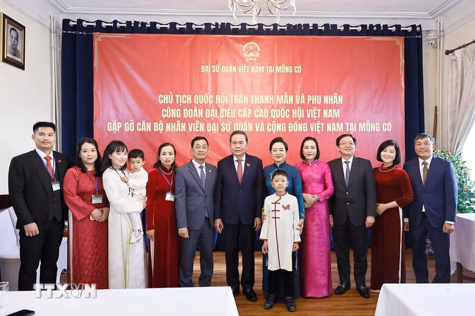 Chủ tịch Quốc hội Trần Thanh Mẫn và Phu nhân với đại biểu. (Ảnh: Doãn Tấn/TTXVN)