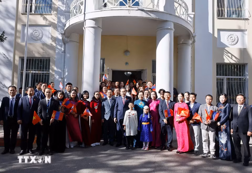 Chủ tịch Quốc hội Trần Thanh Mẫn và Phu nhân gặp gỡ cán bộ, nhân viên Đại sứ quán và cộng đồng người Việt Nam tại Mông Cổ. (Ảnh: Doãn Tấn/TTXVN)