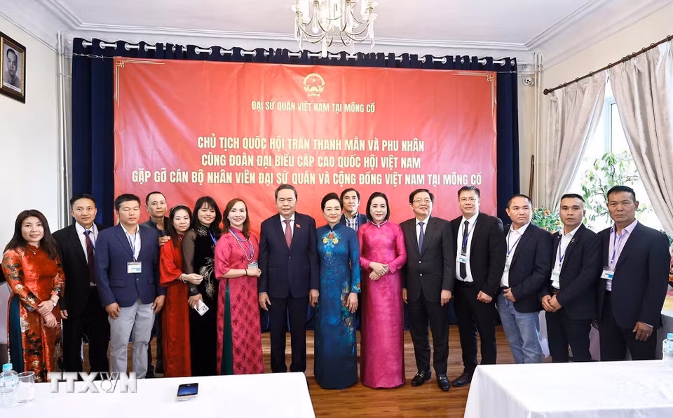 Chủ tịch Quốc hội Trần Thanh Mẫn và Phu nhân với đại biểu. (Ảnh: Doãn Tấn/TTXVN)