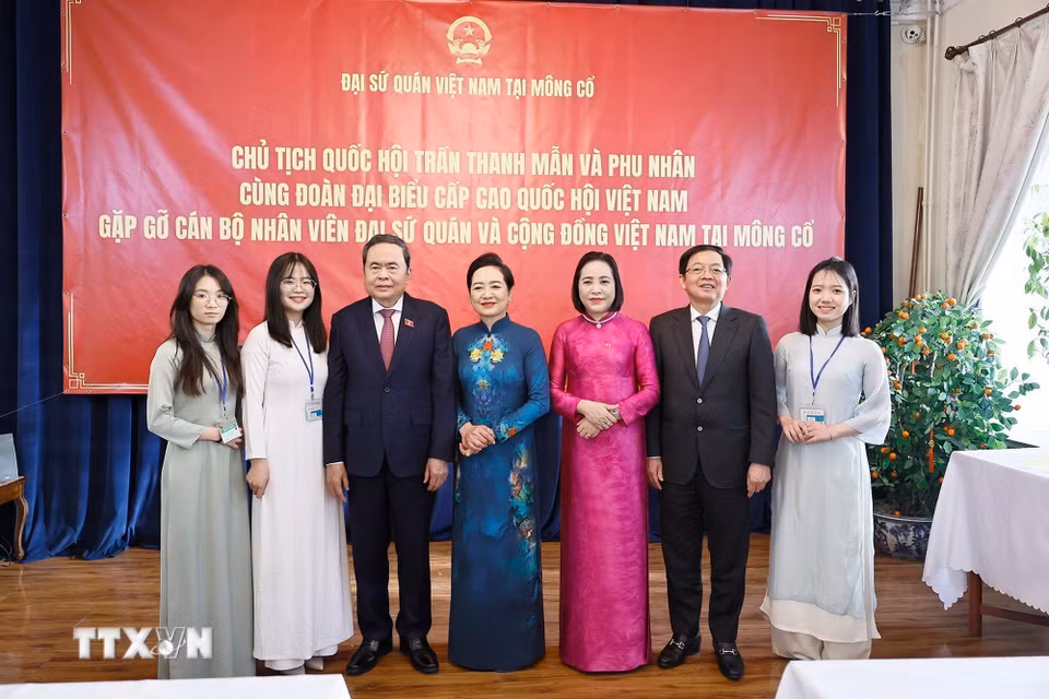 Chủ tịch Quốc hội Trần Thanh Mẫn và Phu nhân với đại biểu. (Ảnh: Doãn Tấn/TTXVN)
