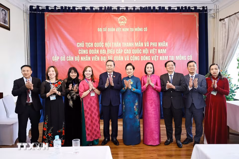 Chủ tịch Quốc hội Trần Thanh Mẫn và Phu nhân với đại biểu. (Ảnh: Doãn Tấn/TTXVN)