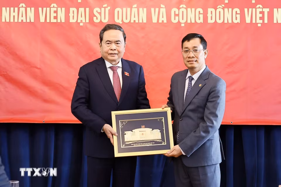 Chủ tịch Quốc hội Trần Thanh Mẫn tặng quà cho cán bộ, nhân viên Đại sứ quán Việt Nam tại Mông Cổ. (Ảnh: Doãn Tấn/TTXVN)