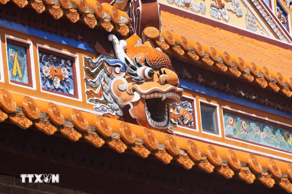 Máng xối thoát nước mưa hình rồng độc đáo, tinh tế trên mái của điện Thái Hòa trong Đại Nội Huế. (Ảnh: Nguyên Lý/TTXVN)