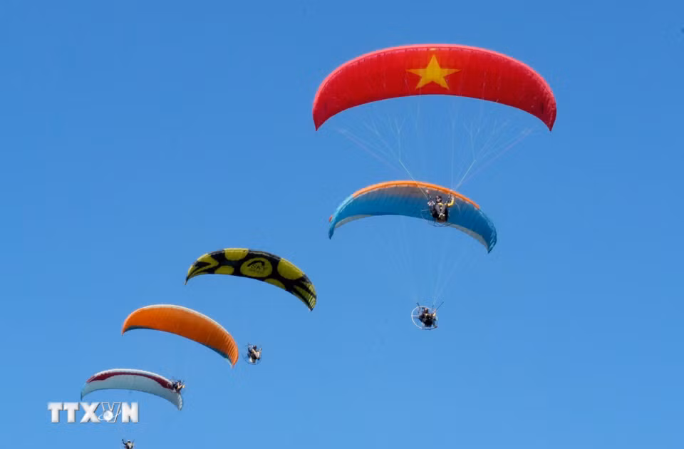 Trình diễn dù lượn có động cơ phục vụ nhân dân và du khách. (Ảnh: Quý Trung/TTXVN)