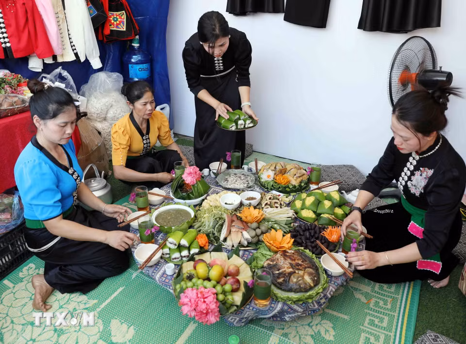 Các thành viên sắp xếp mâm ẩm thực chuẩn bị cho cuộc thi. (Ảnh: Quý Trung/TTXVN)