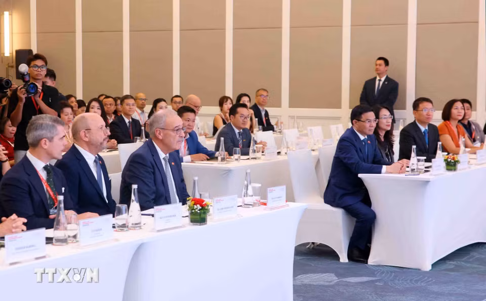 Tổng thống Liên bang Thụy Sĩ Guy Parmelin và các đại biểu tham dự Diễn đàn. (Ảnh: Phạm Kiên/TTXVN)
