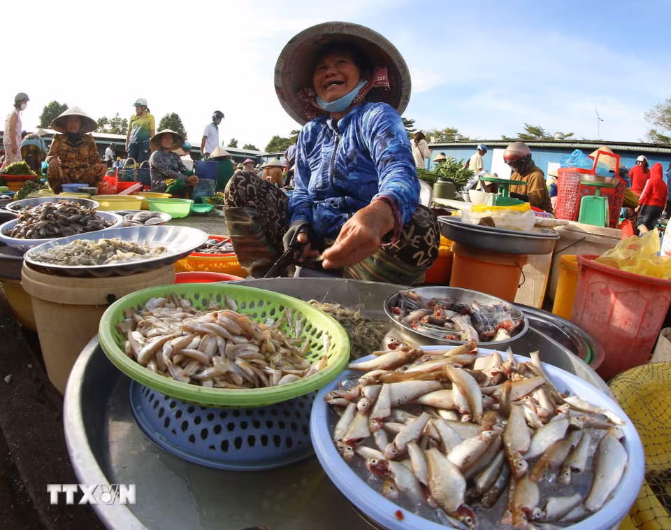 Chợ “chồm hổm” Vị Thanh gần gũi như chính cuộc sống của người dân, lưu giữ một phần hồn quê giữa lòng thành phố đang từng ngày đổi mới. (Ảnh: Duy Khương/TTXVN)