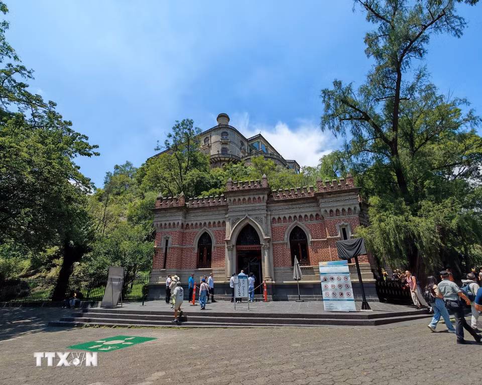 Lâu đài Chapultepec nhìn từ xa, nổi bật giữa những mảng xanh rộng lớn của công viên. (Ảnh: Phương Lan/TTXVN)