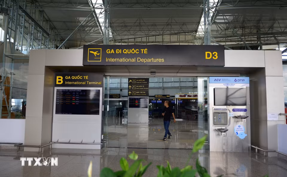 Khu vực phía trong nhà ga hành khách của Sân bay Liên Khương cũng được vệ sinh, trang trí tiểu cảnh, sẵn sàng phục vụ các chuyến bay trong nước và quốc tế. (Ảnh: Nguyễn Dũng/TTXVN)