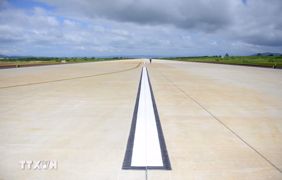 Đường cất hạ cánh dài hơn 3km với công nghệ bêtông mới, sẵn sàng đón các dòng tàu bay thân rộng hiện đại như Airbus A350, Boeing 787. (Ảnh: Nguyễn Dũng/TTXVN)