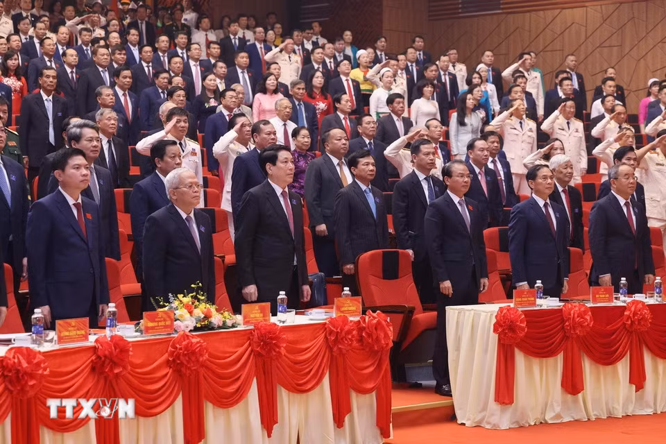 Chủ tịch nước Lương Cường và các đại biểu thực hiện nghi lễ chào cờ. (Ảnh: Lâm Khánh/ TTXVN)
