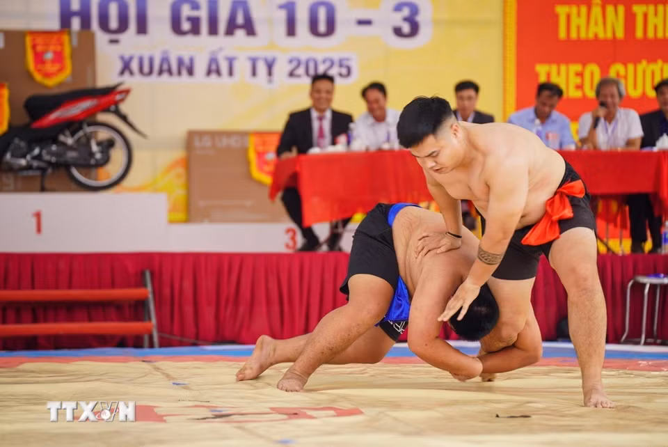 Phần thi vật cổ truyền tại Lễ hội Quán Giá. (Ảnh: Khánh Hòa/TTXVN)