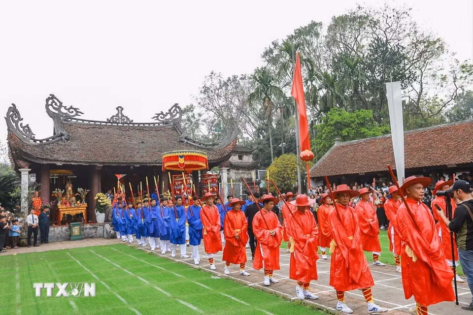 Thực hiện các nghi lễ tại Lễ hội Quán Giá làng Yên Sở. (Ảnh: Khánh Hòa/TTXVN)